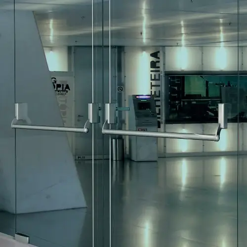 Panic bar door system for emergency exit doors in commercial and public buildings